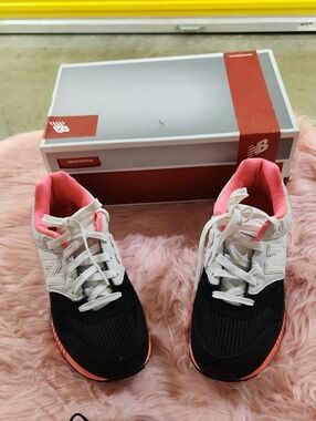 New Balance Women Black, White & Pink Lightweight Sneakers